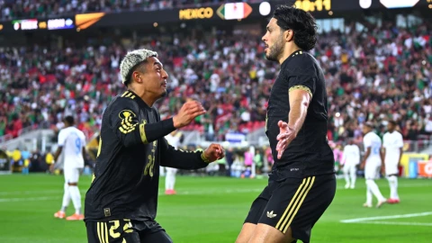 Julián Araujo y Raúl Jiménez