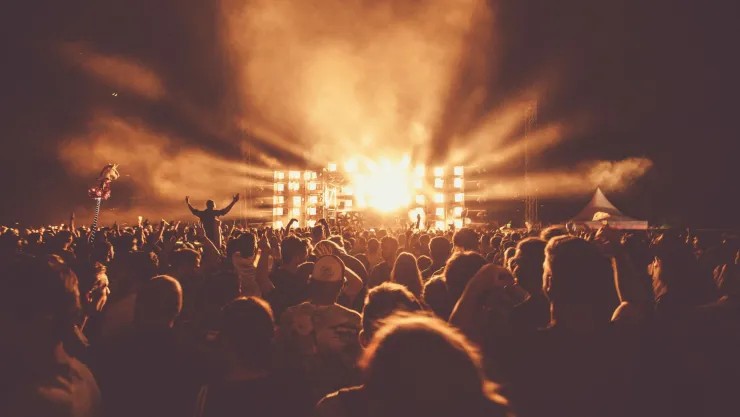 Personas en concierto