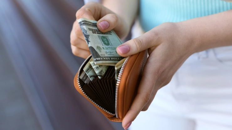 Mujer saca dinero de su billetera