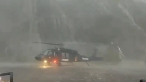 Rescatan en helicóptero a familia atrapada por las corrientes y lluvias en La Huasteca