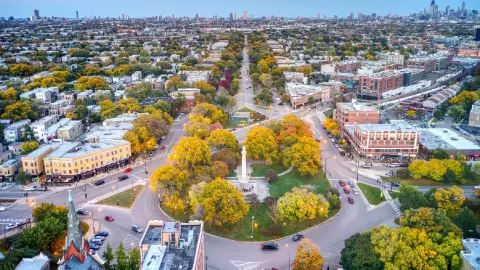una bonita plaza del barrio con unas casas preciosas a su alrededor