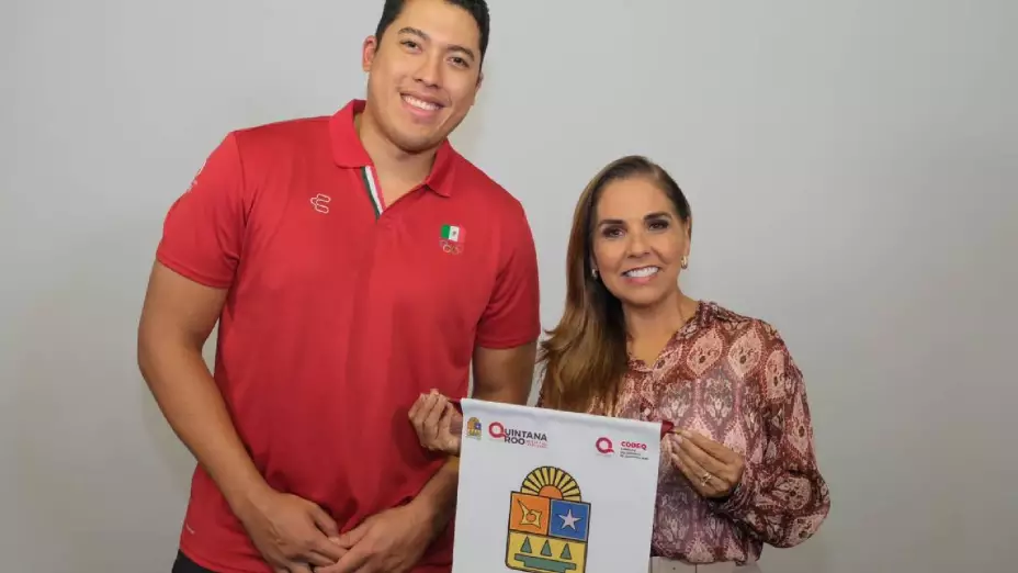 cARLOS sANSORES PARIS 2024.jpg