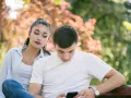 Quiere estar al tanto de tu vida social, no te deja tener privacidad.