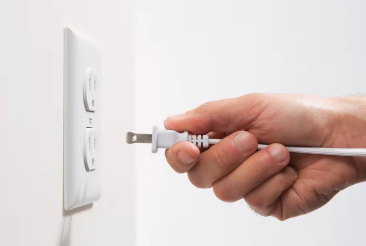 Maestra termina en el hospital tras ELECTROCUTARSE por culpa de un cargador en Motul