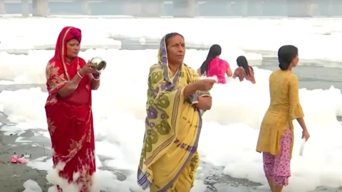 Rio_contaminado_India_festividad.jpg