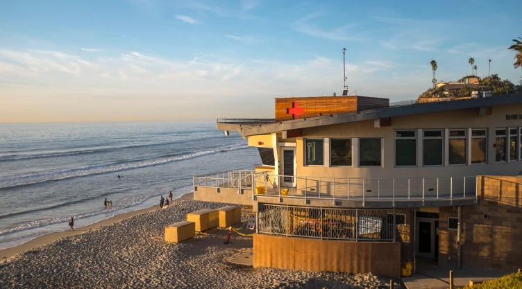 La playa Beach Safety Center en California