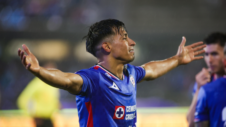 Ángel Sepúlveda, jugador de Cruz Azul, festeja su gol de chilena ante el León