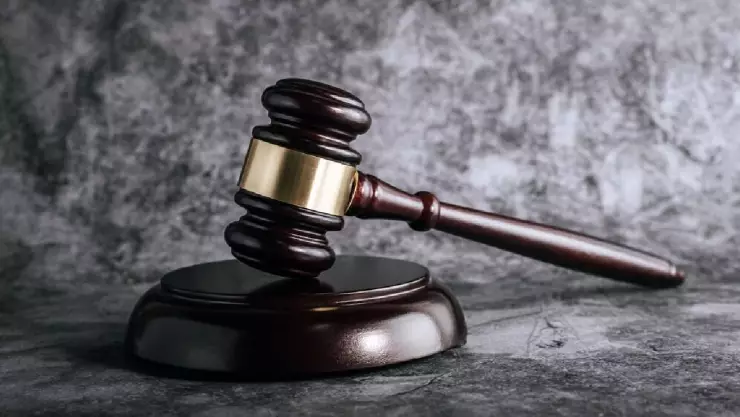 Madre demandó a sus dos hijos de 40 años por no trabajar y no limpiar la casa