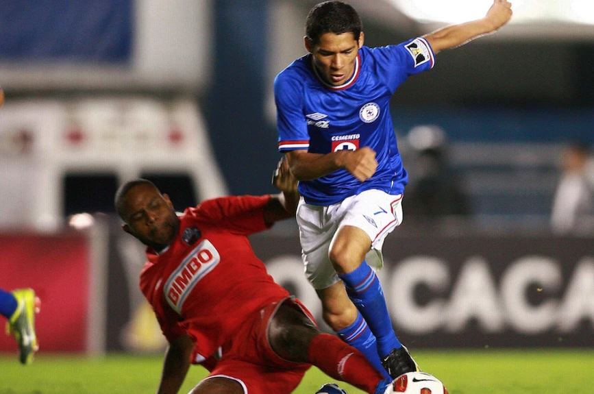 Javier Aquino con Cruz Azul en 2010, año de su debt