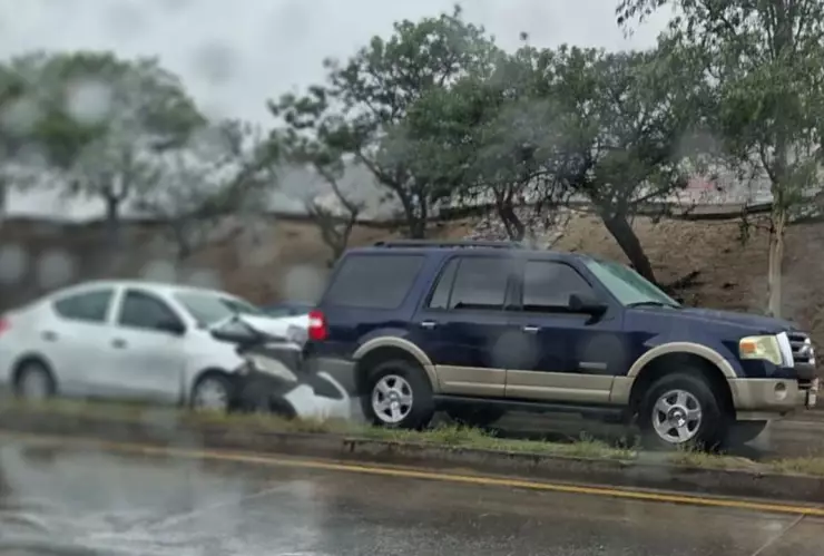 Accidente en vía rápida provoca tráfico en colonia 20 de Noviembre