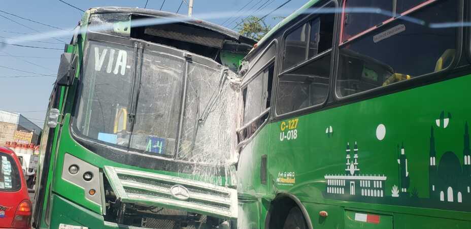 Camiones chocan de frente en Tlajomulco