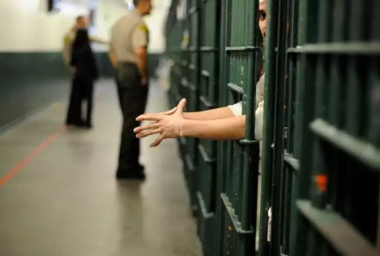 Habrá ahorros por 2 mil mdp por renegociación de contratos con penales federales: AMLO