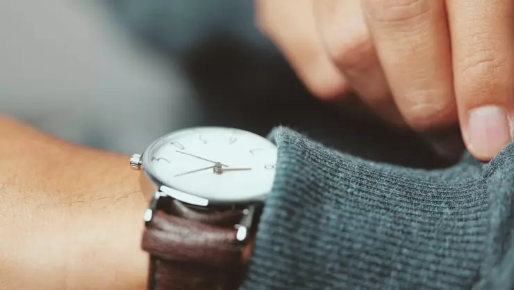 El reloj se adelanta o atrasa para el horario de invierno