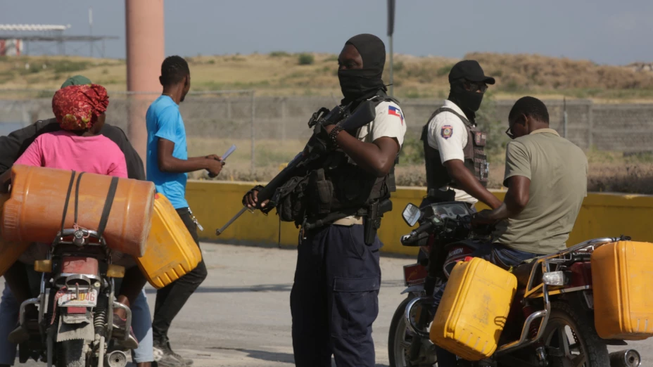 Un policía vigila una intersección en Puerto Príncipe, Haití.