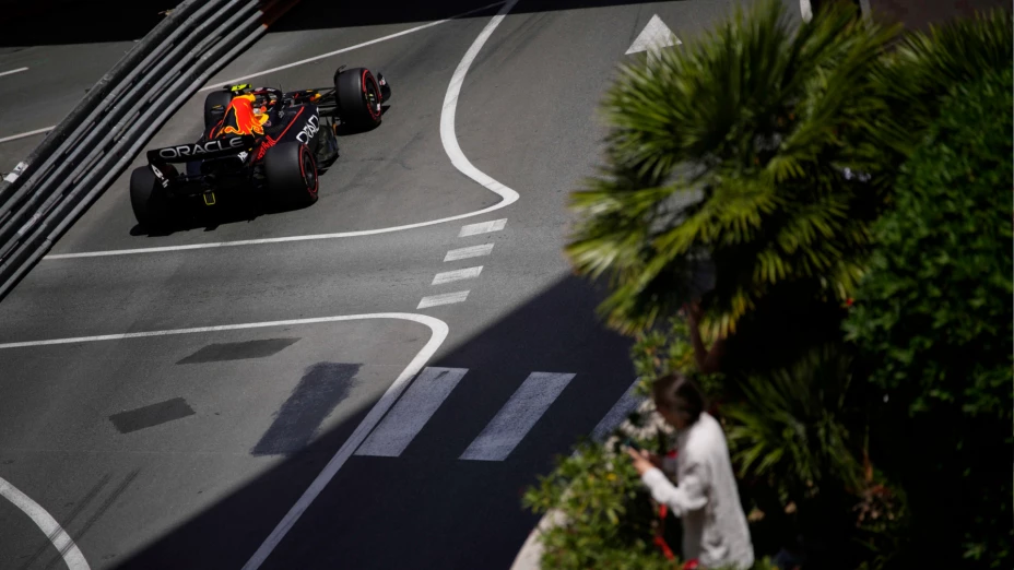 Sergio Pérez conduce su Red Bull en en la pista de Mónaco