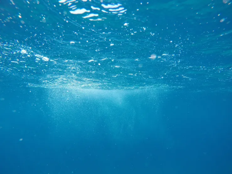 La-razón-por-la-que-el-mar-es-azul-el-agua-es-transparente