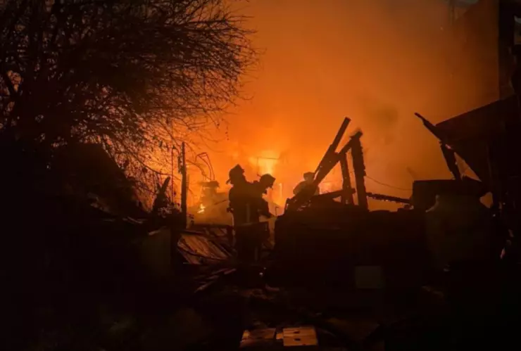 Casa queda reducida a cenizas y bomberos hallan cuerpo durante escombrado hoy 8 de enero de 2025