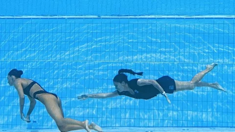 La atleta estadounidense Anita Álvarez se desmaya durante una competencia del Mundial de natación 2022 y su entrenadora salta a la alberca para rescatarla.