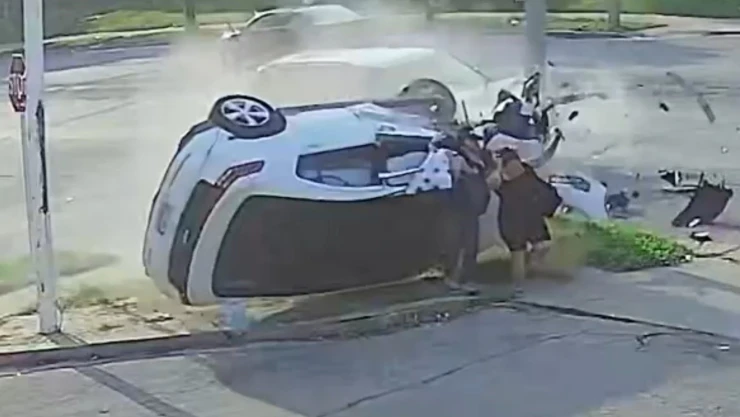 auto-vuelca-sobre-peatones-se-salvan-aplastados-milwaukee-eu-video