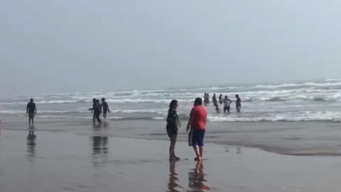 LLEGAN VACACIONISTAS