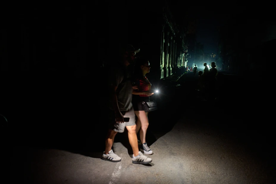 Personas con linternas durante un apagón en La Habana, Cuba