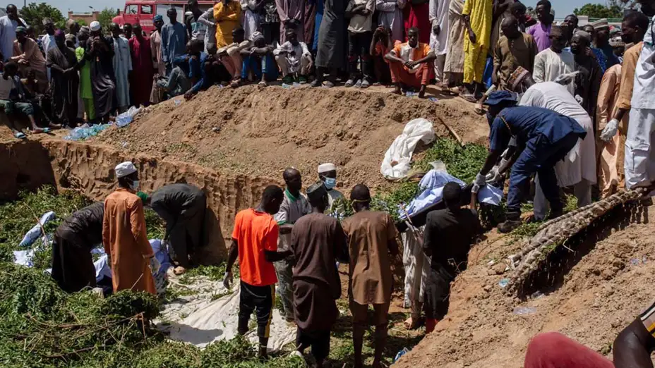Víctimas de la explosión de un camión de combustible en Nigeria.