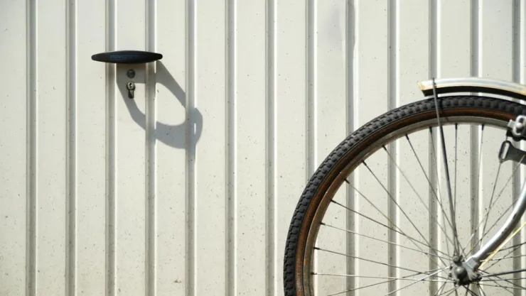 /estilo-de-vida/reutiliza-llanta-vieja-bicicleta-arrumbada-reloj-pared