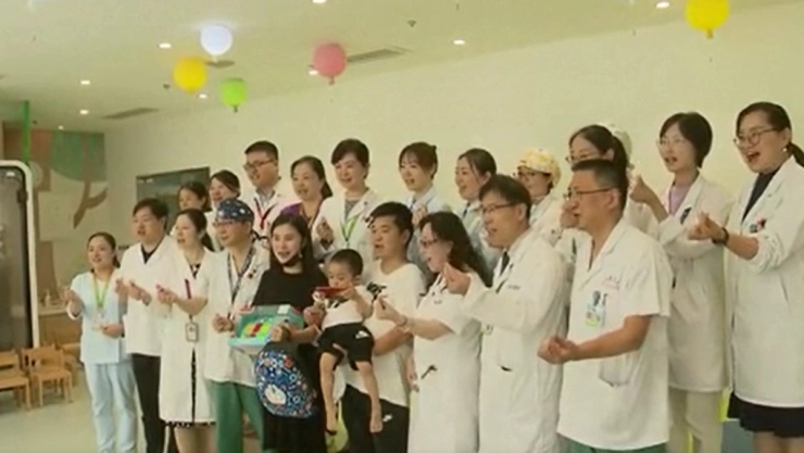 Trasplante de hígado de una mamá a su hijo resulta todo un éxito en China