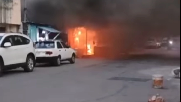 Incendio en Cancún deja sin hogar a un hombre y su perro