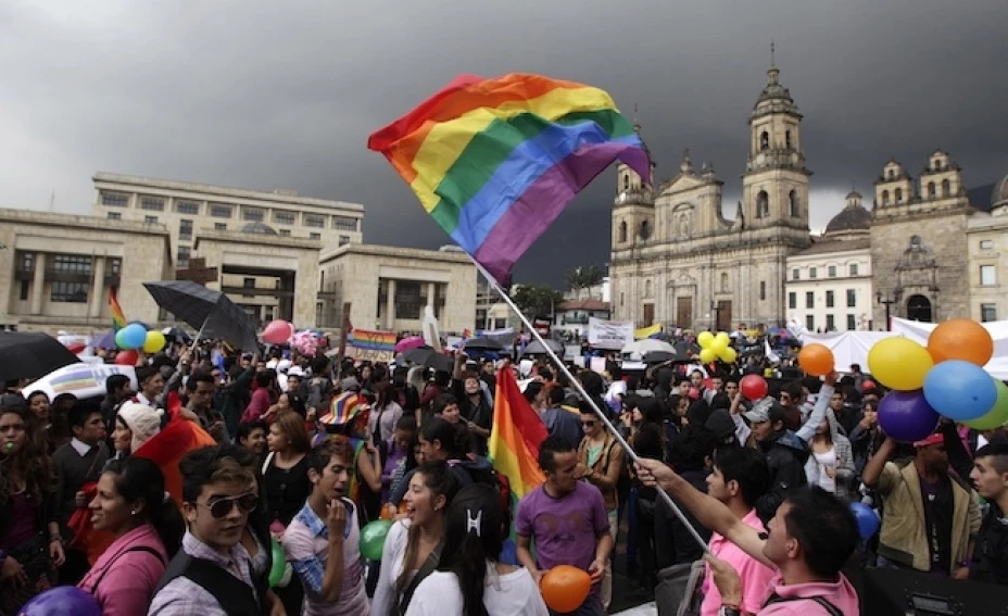 Activistas se concentraron frente al Congreso de Colombia donde e debatió la ley del matrimonio entre personas del mismo sexo
