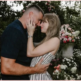 Taylor Swift y Travis Kelce confirmaron su compromiso con esta romántica foto.