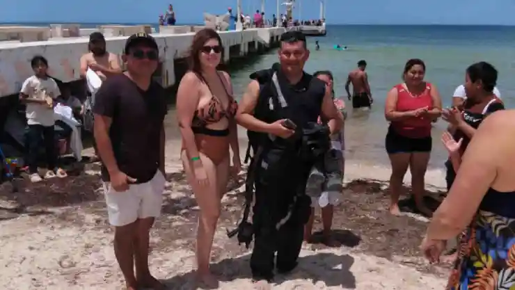 Policía salva a mujer que era arrastrada por la corriente en Telchac Puerto