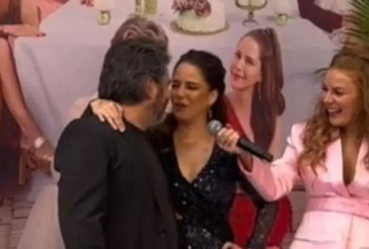 Ana Claudia Talancón hace escenita borracha en premier de Soy tu fan