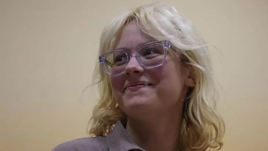 Diana Loginova, una música callejera de 18 años que actúa bajo el nombre de Naoko , que fue detenida después de cantar públicamente una canción prohibida por el gobierno frente a una multitud de fanáticos, asiste a una audiencia judicial en San Petersburgo, Rusia, el 16 de octubre de 2025.