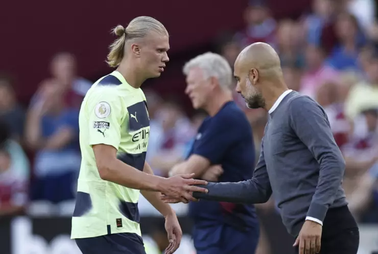 Erling Haaland recibido por el técnico del Manchester City Pep Guardiola