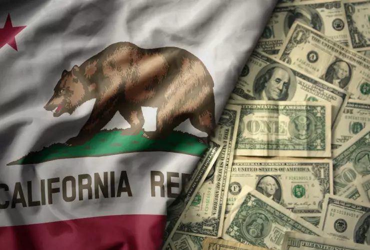 Bandera del estado de California junto a varios billetes