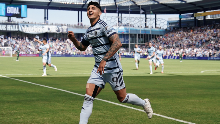 Alan Pulido celebra un gol con Kansas