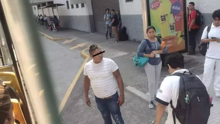Chofer golpea a estudiante en Veracruz.