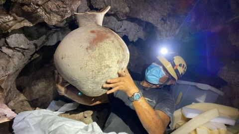 vasijas mayas INAH cueva