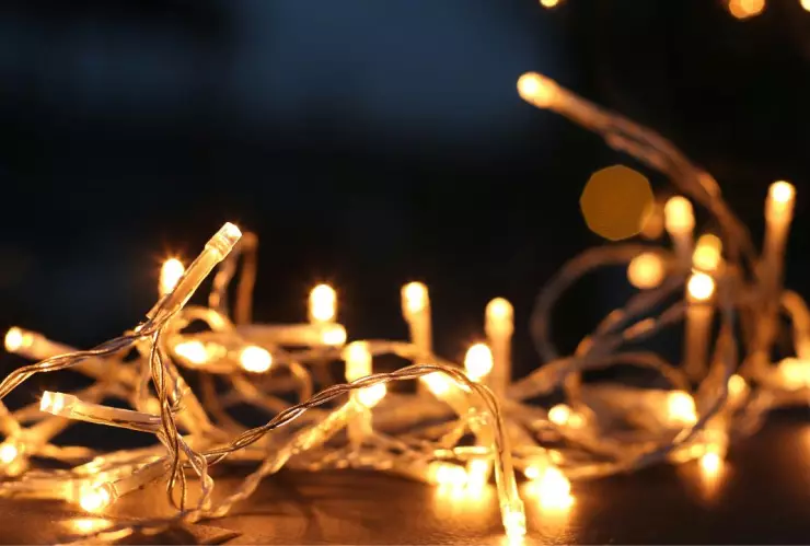 Hombre muere electrocutado mientras decoraba su casa con luces navideñas