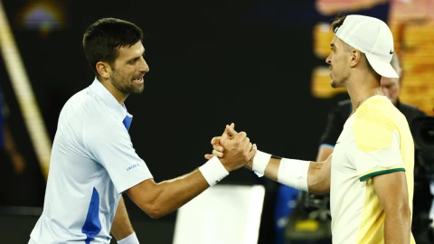 Novak Djokovic saluda a Dino Prizmic