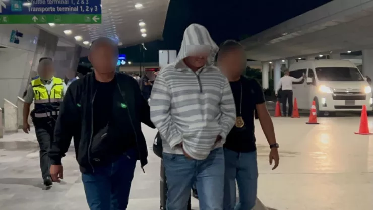 Arturo “N”, detenido en el Aeropuerto Internacional de la Ciudad de México.