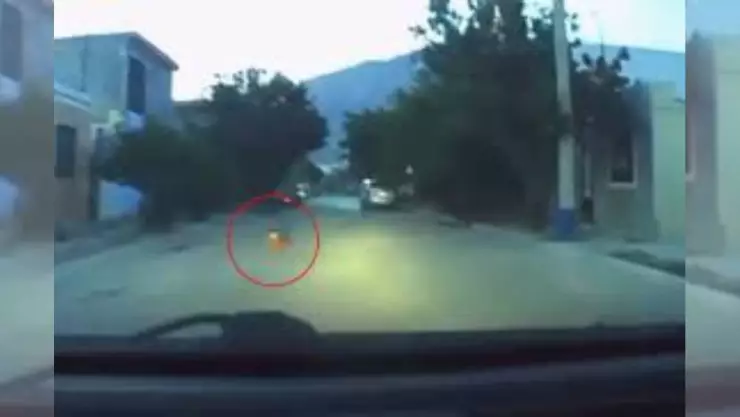 VIDEO_ Captan a bebé gateando solo y en mitad de la calle en NL.jpg