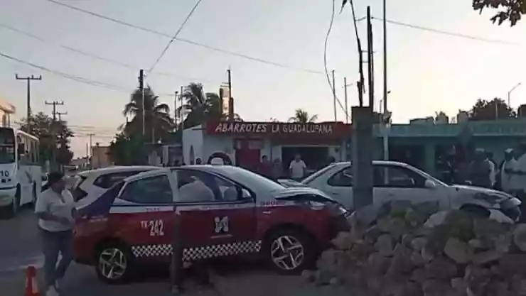 FOTOS_ Reportan un FUERTE accidente entre dos vehículos en Campeche