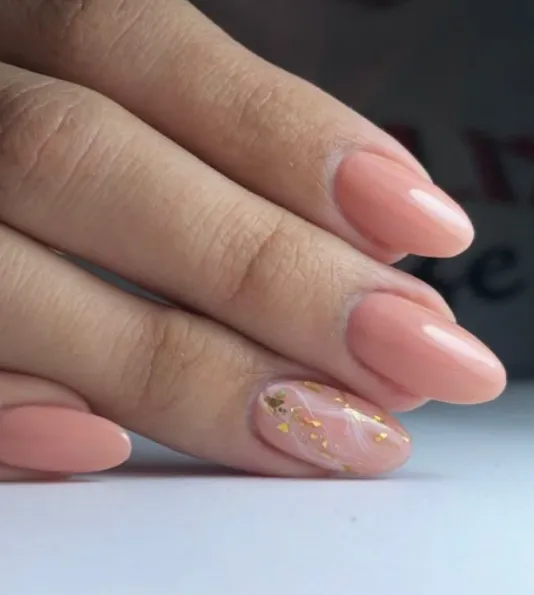 checa estas uñas color rosa con nude