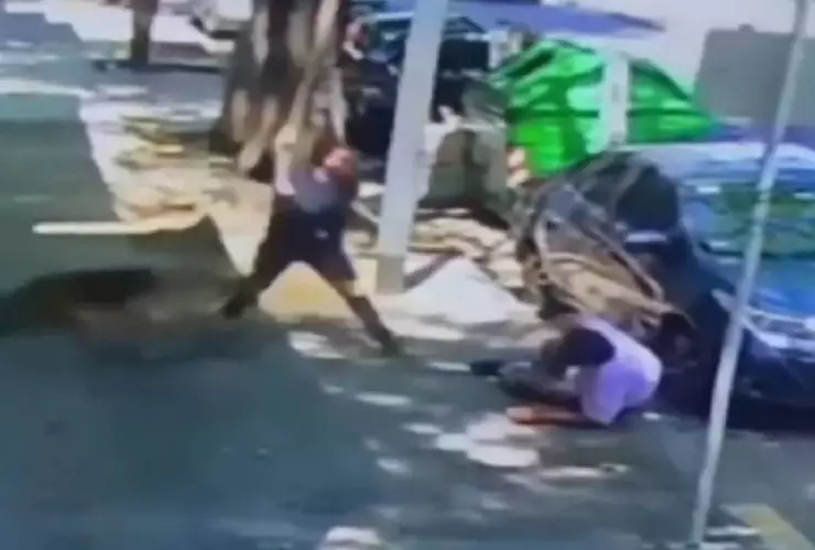 VIDEO_ Mujer golpea con un palo a un adulto mayor por esta estúpida razón