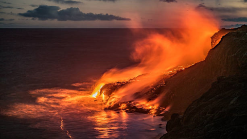 erupción de volcán bajo el mar.jpg