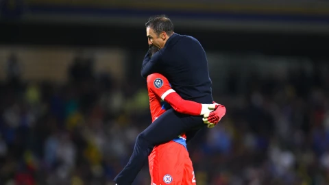Vicente Sánchez, técnico de Cruz Azul, festeja el gol del triunfo ante América