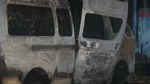 Incendio CONSUME camioneta tipo van en Mérida (FOTOS)