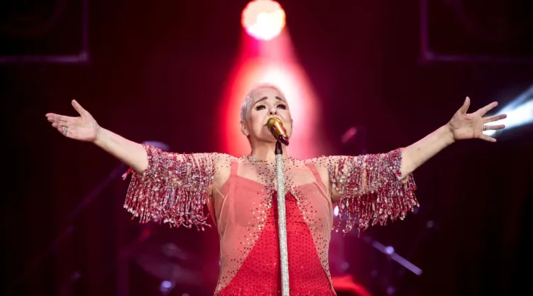 ¿Quiénes son los hijos y herederos de Lupita D’Alessio? Cantante se encuentra en el hospital